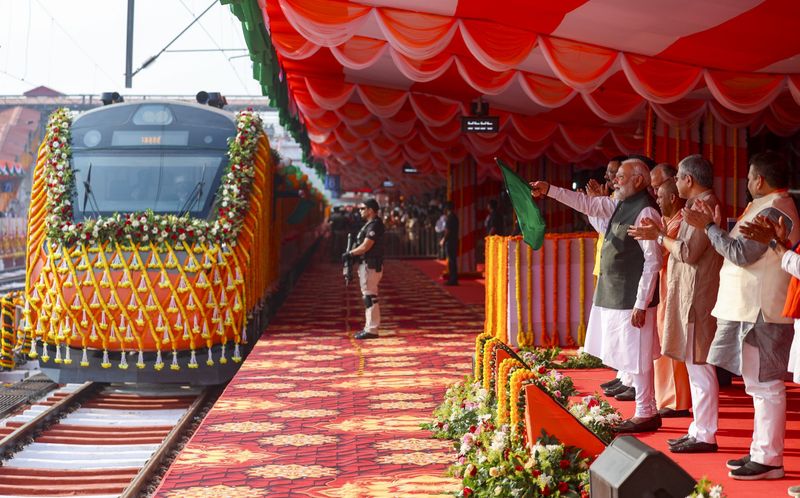 ਪ੍ਰਧਾਨ ਮੰਤਰੀ ਵੱਲੋਂ 4 ਵੰਦੇ ਭਾਰਤ ਐਕਸਪ੍ਰੈਸ ਰੇਲਾਂ ਨੂੰ ਹਰੀ ਝੰਡੀ