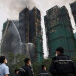 ong Kong Fire ਗੈਰ ਇਰਾਦਤਨ ਹੱਤਿਆ ਦੇ ਦੋਸ਼ ’ਚ ਤਿੰਨ ਗ੍ਰਿਫ਼ਤਾਰ; ਮੌਤਾਂ ਦੀ ਗਿਣਤੀ ਵਧ ਕੇ 44 ਹੋਈ, 300 ਲੋਕ ਲਾਪਤਾ