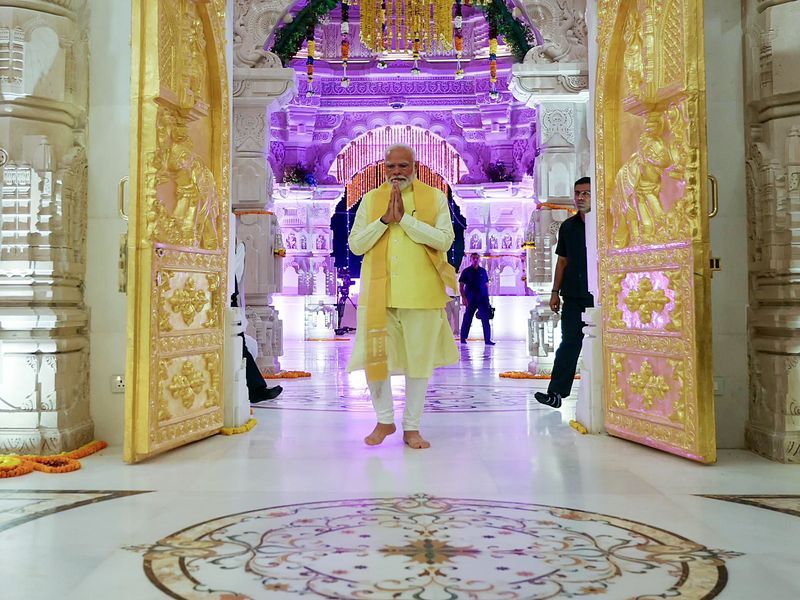 ਪ੍ਰਧਾਨ ਮੰਤਰੀ ਨਰਿੰਦਰ ਮੋਦੀ ਰਾਮ ਮੰਦਰ ਦੀ ਸਿਖਰ ’ਤੇ ਝੰਡਾ ਲਹਿਰਾਉਣ ਲਈ ਅਯੁੱਧਿਆ ਪੁੱਜੇ