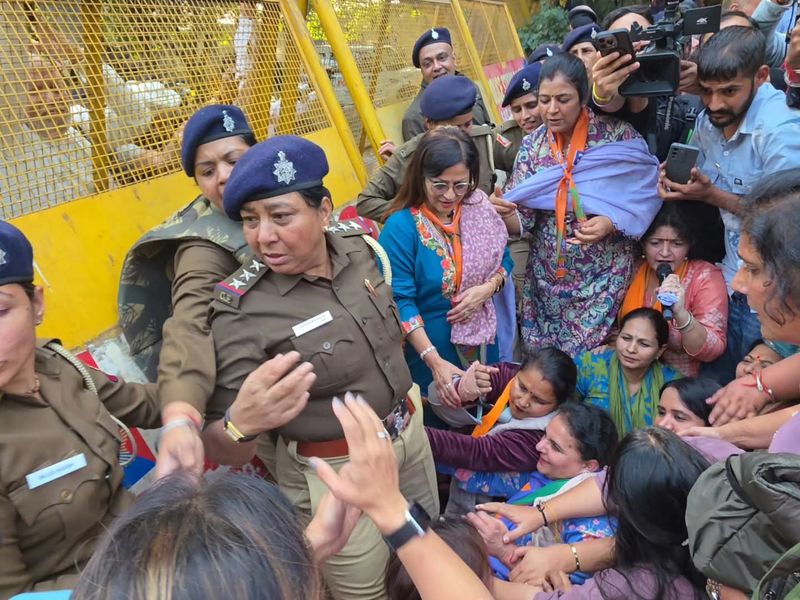 ਪੰਜਾਬ ਸਰਕਾਰ ਖ਼ਿਲਾਫ਼ ਪ੍ਰਦਰਸ਼ਨ ਦੌਰਾਨ ਭਾਜਪਾ ਮਹਿਲਾ ਮੋਰਚੇ ਦੀਆਂ ਆਗੂਆਂ ਨੂੰ ਹਿਰਾਸਤ ’ਚ ਲਿਆ