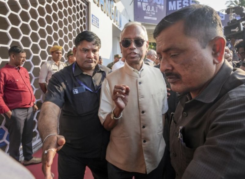 ਮੈਸੀ ਦੇ ਪ੍ਰੋਗਰਾਮ ’ਚ ਘੜਮੱਸ: ਬੰਗਾਲ ਦੇ ਰਾਜਪਾਲ ਅਤੇ ਜਾਂਚ ਕਮੇਟੀ ਵੱਲੋਂ ਸਟੇਡੀਅਮ ਦਾ ਦੌਰਾ