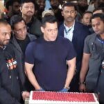 60 ਵਰ੍ਹਿਆਂ ਦਾ ਹੋਇਆ ਸਲਮਾਨ ਖਾਨ, ਪਨਵੇਲ ਫਾਰਮ ਹਾਊਸ ’ਤੇ ਮੀਡੀਆ ਨਾਲ ਕੱਟਿਆ ਕੇਕ