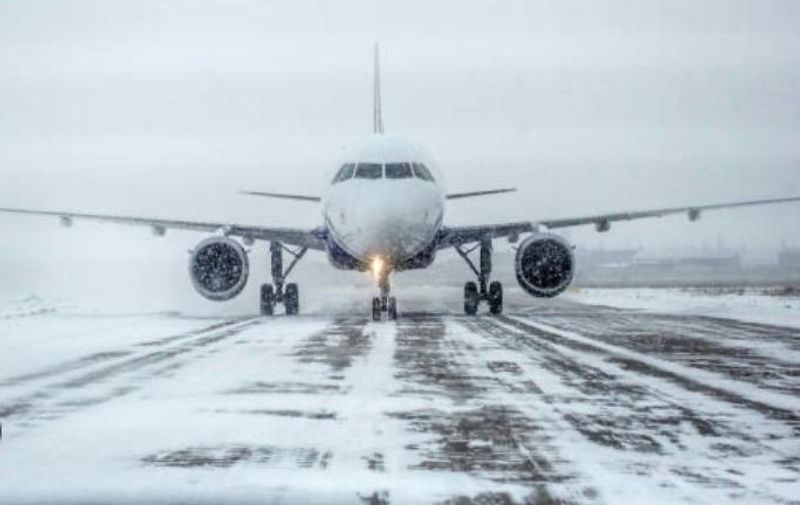 ਕੈਨੇਡਾ: ਟਰਾਂਟੋ ਹਵਾਈ ਅੱਡੇ ’ਤੇ ਬਰਫ਼ਬਾਰੀ ਕਾਰਨ ਸੈਂਕੜੇ ਉਡਾਣਾਂ ਪ੍ਰਭਾਵਤ