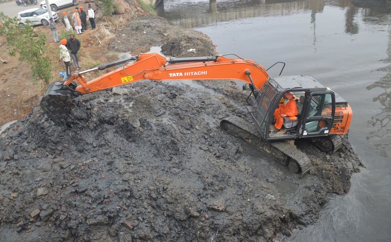 ਲੁਧਿਆਣਾ ਅੰਦਰਲੇ ਇਲਾਕੇ ’ਚੋਂ ਬੁੱਢੇ ਦਰਿਆ ਦੀ ਸਫ਼ਾਈ ਸ਼ੁਰੂ