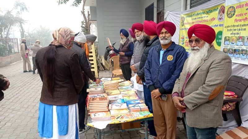 ਕੜਾਕੇ ਦੀ ਠੰਢ ‘ਚ ਵੀ ਆਸਥਾ ਬਰਕਰਾਰ, ਪਵਿੱਤਰ ਸਰੋਵਰ ‘ਚ ਇਸ਼ਨਾਨ ਕਰ ਰਹੀ ਸੰਗਤ