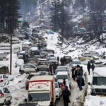 Tourists stranded in Manali: ਮਨਾਲੀ ਵਿੱਚ ਬਰਫਬਾਰੀ ਕਾਰਨ ਵੱਡੀ ਗਿਣਤੀ ਸੈਲਾਨੀ ਫਸੇ