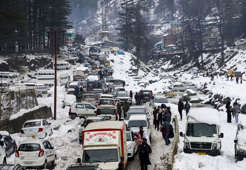 Tourists stranded in Manali: ਮਨਾਲੀ ਵਿੱਚ ਬਰਫਬਾਰੀ ਕਾਰਨ ਵੱਡੀ ਗਿਣਤੀ ਸੈਲਾਨੀ ਫਸੇ