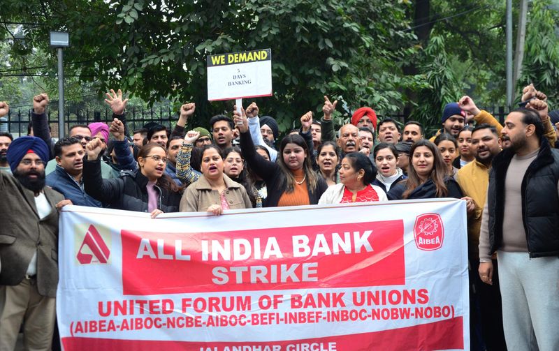 ਦੇਸ਼ ਦੇ ਅੱਠ ਲੱਖ ਬੈਂਕ ਕਰਮਚਾਰੀ ਸੜਕਾਂ ’ਤੇ ਆਏ