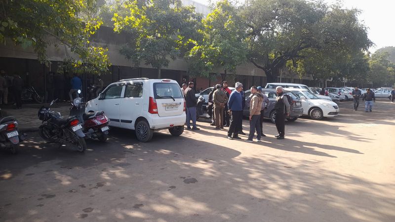 Bomb Threat at Punjab Civil Secretariat: ਚੰਡੀਗੜ੍ਹ ’ਚ ਪੰਜਾਬ ਸਿਵਲ ਸਕੱਤਰੇਤ ਨੂੰ ਬੰਬ ਨਾਲ ਉਡਾਉਣ ਦੀ ਧਮਕੀ