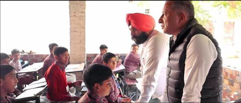ਸ਼ੈੱਡਾਂ ਹੇਠ ਪੜ੍ਹਦੇ ਬੱਚਿਆਂ ਤੋਂ ਸਿੱਖਿਆ ਮੰਤਰੀ ਨੇ ਮੁਆਫ਼ੀ ਮੰਗੀ