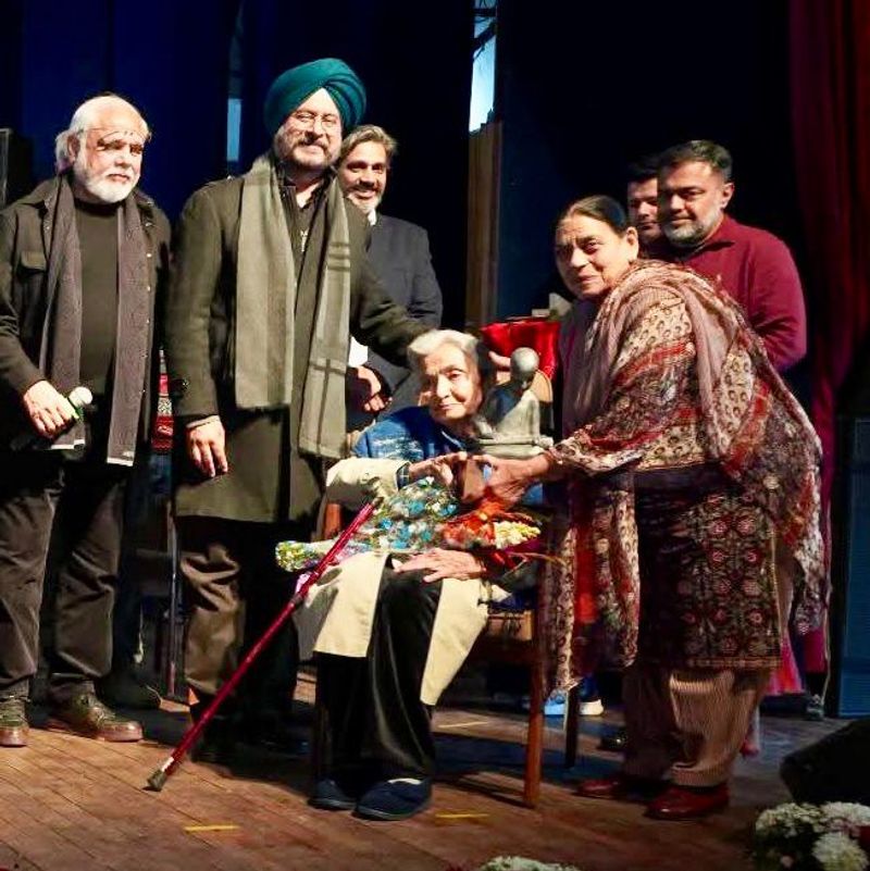 ਪੰਜਾਬੀ ਰੰਗਮੰਚ ਦੀ ਦਿੱਗਜ ਅਦਾਕਾਰਾ ਨੀਨਾ ਟਿਵਾਣਾ ਲਾਈਫਟਾਈਮ ਐਵਾਰਡ ਨਾਲ ਸਨਮਾਨਿਤ
