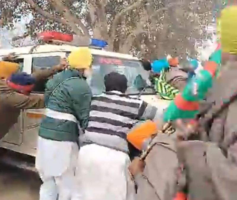 AAP ਦੀ Moga ਰੈਲੀ ਦਾ ਵਿਰੋਧ ਕਰਨ ਜਾ ਰਹੇ ਕਿਸਾਨਾਂ ਦੀ ਪੁਲੀਸ ਨਾਲ ਤਕਰਾਰ