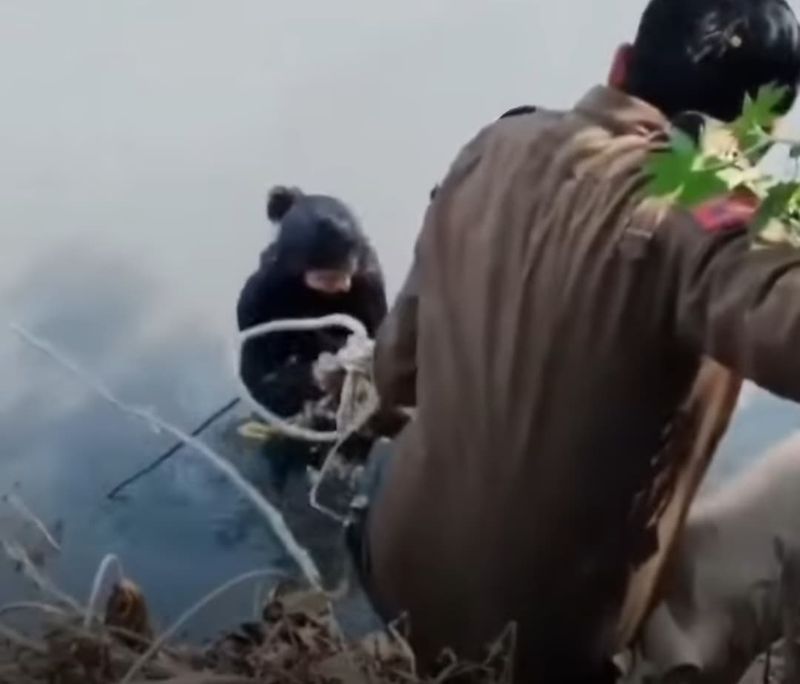 ਟਰੈਂਡਿੰਗ ਰੀਲ ਬਣਾਉਂਦੀ ਮੁਟਿਆਰ, ਪੁਲੀਸ ਨੇ ਰੱਸੀ ਪਾ ਕੇ ਨਾਲੇ ’ਚੋਂ ਕੱਢੀ ਬਾਹਰ