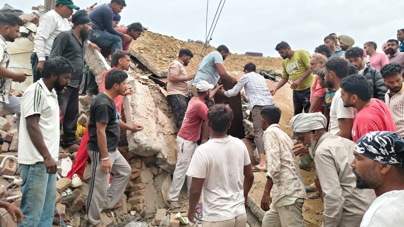 ਜੈੱਕ ਨਾਲ ਉੱਚਾ ਚੁੱਕਦਿਆਂ ਮਕਾਨ ਡਿੱਗਿਆ, ਤਿੰਨ ਮੌਤਾਂ