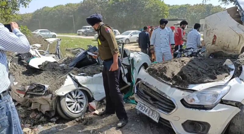 ਰੇਤ ਨਾਲ ਭਰਿਆ ਟਿੱਪਰ ਤਿੰਨ ਕਾਰਾਂ ’ਤੇ ਪਲਟਿਆ, ਦੋ ਹਲਾਕ