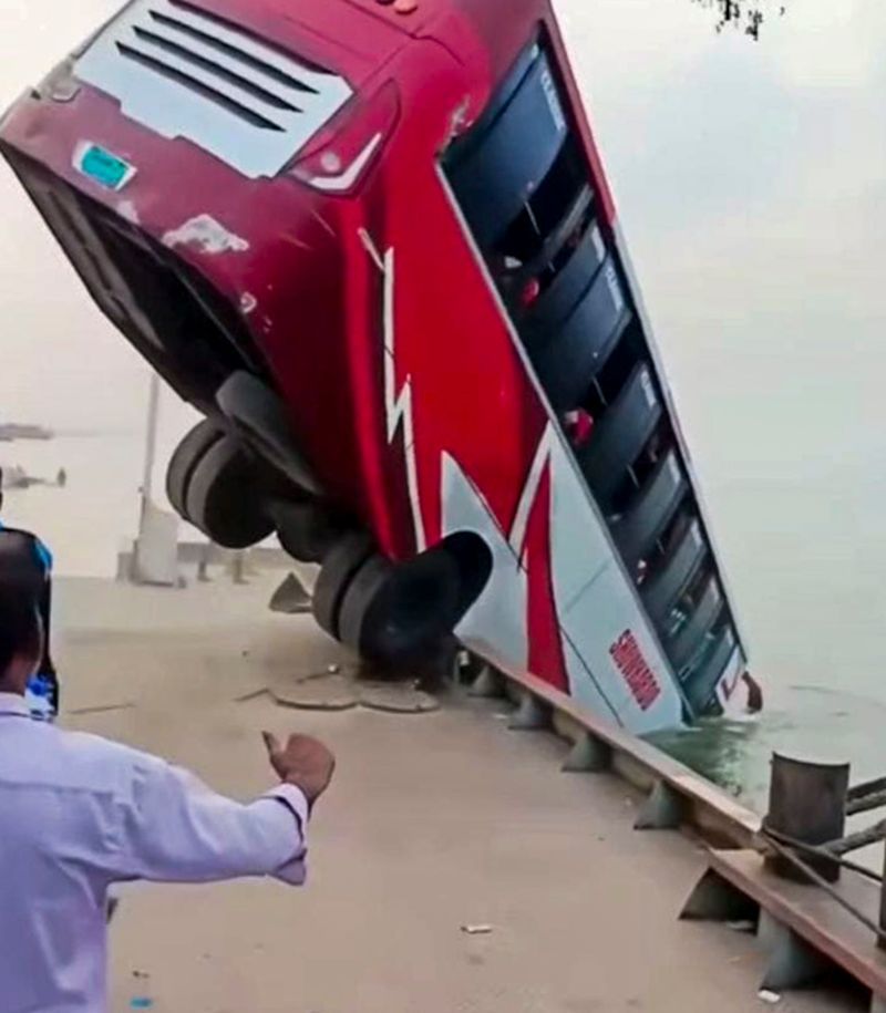 Bangladesh ’ਚ ਬੱਸ ਦਰਿਆ ਵਿੱਚ ਡਿੱਗੀ; 16 ਹਲਾਕ, ਕਈ ਲਾਪਤਾ