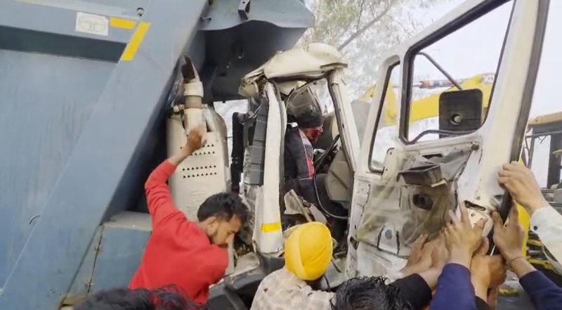 ਨਾਭਾ-ਅਮਲੋਹ ਸੜਕ ’ਤੇ ਭਿਆਨਕ ਹਾਦਸਾ: ਟਿੱਪਰ, ਬੱਸ ਅਤੇ ਮੋਟਰਸਾਈਕਲ ਦੀ ਟੱਕਰ ’ਚ 2 ਮੌਤਾਂ