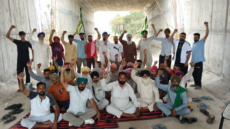 ਬਰਨਾਲਾ ’ਚ ਕਿਸਾਨਾਂ ਨੇ ਰੋਕਿਆ ਭਾਰਤਮਾਲਾ ਪ੍ਰੋਜੈਕਟ ਦਾ ਕੰਮ; ਮੁਆਵਜ਼ੇ ਲਈ ਅਣਮਿੱਥੇ ਸਮੇਂ ਦਾ ਮੋਰਚਾ ਸ਼ੁਰੂ