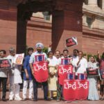 ਐੱਲ ਪੀ ਜੀ ਸੰਕਟ: ਵਿਰੋਧੀ ਧਿਰਾਂ ਵੱਲੋਂ ਸੰਸਦ ਦੇ ਬਾਹਰ ਪ੍ਰਦਰਸ਼ਨ