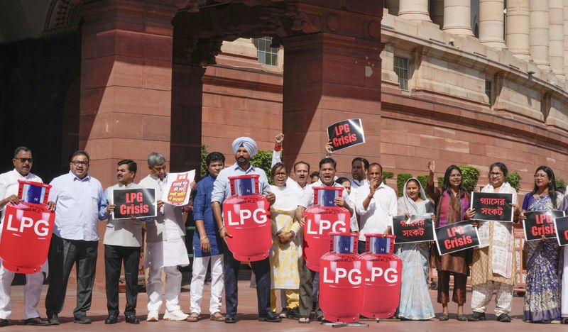 ਐੱਲ ਪੀ ਜੀ ਸੰਕਟ: ਵਿਰੋਧੀ ਧਿਰਾਂ ਵੱਲੋਂ ਸੰਸਦ ਦੇ ਬਾਹਰ ਪ੍ਰਦਰਸ਼ਨ