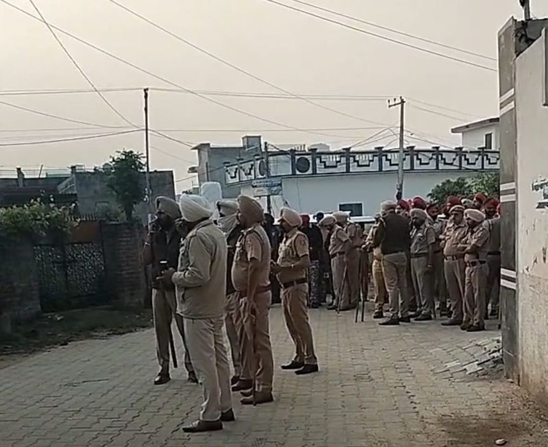 Punjab News: ਮੁੱਖ ਮੰਤਰੀ ਨੂੰ ਸਵਾਲ ਪੁੱਛਣ ਲਈ ਕਿਸਾਨ ਬਜ਼ਿੱਦ; ਪੁਲੀਸ ਨੇ ਕਿਸਾਨਾਂ ਨੂੰ ਘੇਰਿਆ