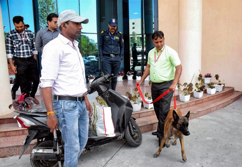 ਦਿੱਲੀ ਵਿੱਚ ਤਿੰਨ ਬੈਂਕਾਂ ਅਤੇ ਛੇ ਸਕੂਲਾਂ ਨੂੰ ਬੰਬ ਨਾਲ ਉਡਾਉਣ ਦੀ ਧਮਕੀ