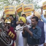 ਪਵਿੱਤਰ ਸਦਨ: ਕਾਲੇ ਚੋਲਿਆਂ ਤੋਂ ਬੈਂਡ ਵਾਜਿਆਂ ਤੱਕ..!