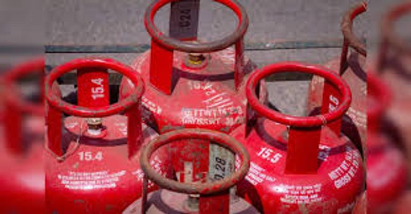 LPG Cylinder Price Hike: ਮਹਿੰਗਾਈ ਦੀ ਮਾਰ: ਘਰੇਲੂ ਸਿਲੰਡਰ 60 ਰੁਪਏ ਅਤੇ ਕਮਰਸ਼ੀਅਲ 115 ਰੁਪਏ ਮਹਿੰਗਾ