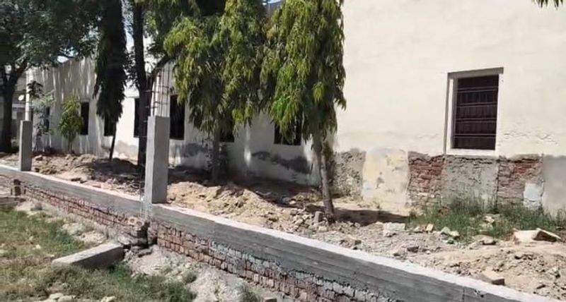 ਨਵੀਂ ਚਾਰਦੀਵਾਰੀ: ਸਕੂਲ ਅਧਿਆਪਕਾਂ ’ਤੇ ਪਈ ਭਾਰੀ