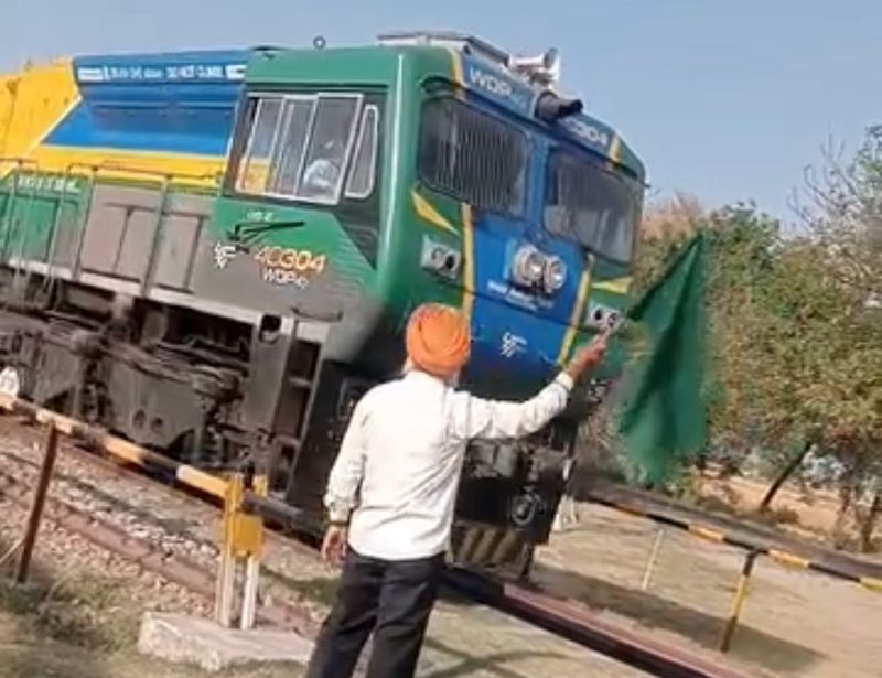 ਜਦੋਂ ਲੋਕਾਂ ਦੀ ਜਾਨ ਬਚਾਉਣ ਲਈ ਸਰਪੰਚ ਖ਼ੁਦ ਬਣਿਆ ‘ਗੇਟਮੈਨ’