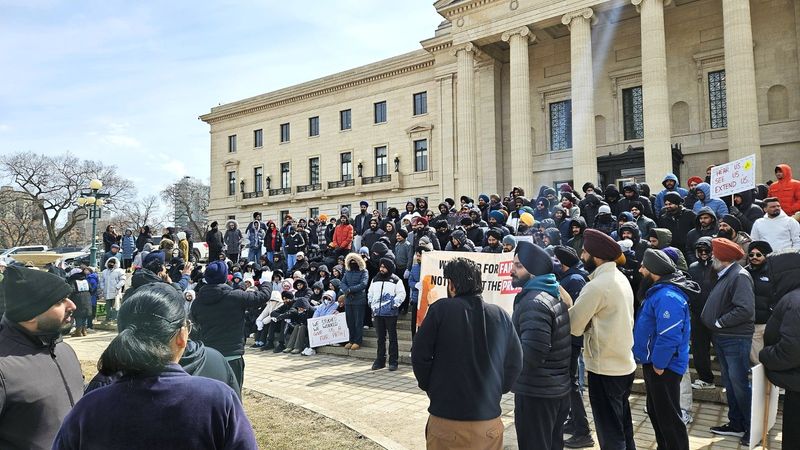 ਮੈਨੀਟੋਬਾ ਵਿੱਚ ਵਰਕ ਪਰਮਿਟ ਨੂੰ ਲੈ ਕੇ ਪ੍ਰਦਰਸ਼ਨ; ਅੰਤਰਰਾਸ਼ਟਰੀ ਵਿਦਿਆਰਥੀਆਂ ਅਤੇ ਪੰਜਾਬੀ ਨੌਜਵਾਨਾਂ ਦਾ ਭਵਿੱਖ ਦਾਅ ‘ਤੇ