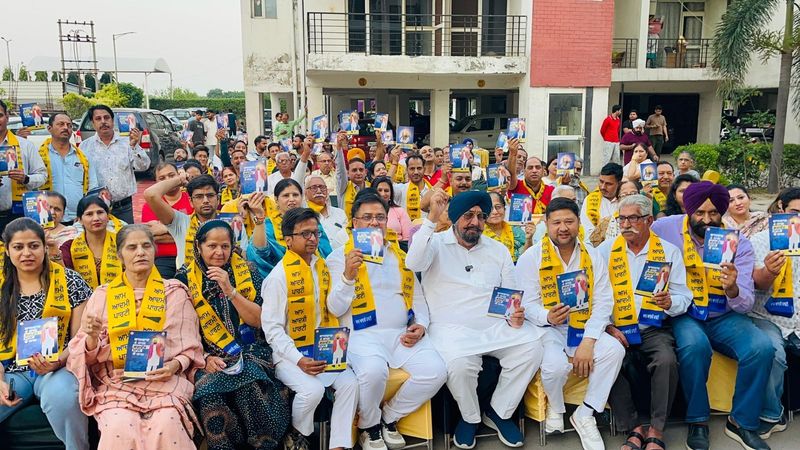 BJP Leaders Join AAP: ਜ਼ੀਰਕਪੁਰ ’ਚ ਭਾਰਤੀ ਜਨਤਾ ਪਾਰਟੀ ਨੂੰ ਵੱਡਾ ਝਟਕਾ