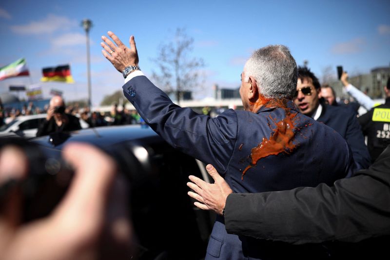 Germany ’ਚ Reza Pahlavi ’ਤੇ ਲਾਲ ਰੰਗ ਸੁੱਟਿਆ