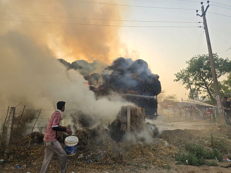 ਤੂੜੀ ਦੀਆਂ ਗੰਢਾਂ ਨਾਲ ਲੱਦੀ ਓਵਰਲੋਡ ਟਰਾਲੀ ਨੂੰ ਲੱਗੀ ਭਿਆਨਕ ਅੱਗ