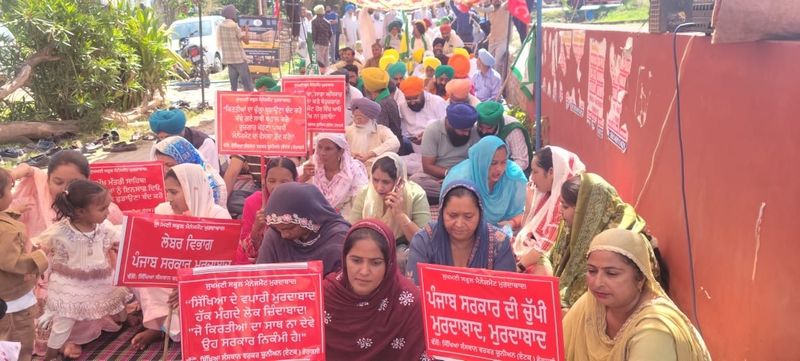 ਸਕੂਲ ’ਚੋਂ ਕੱਢੇ ਗਏ ਕਾਮਿਆਂ ਦੇ ਹੱਕ ’ਚ ਰੈਲੀ