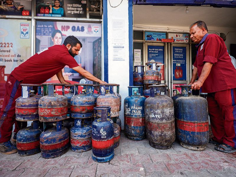 LPG Prices Hike: ਕਮਰਸ਼ੀਅਲ ਸਿਲੰਡਰ 993 ਰੁਪਏ ਮਹਿੰਗਾ ਹੋਇਆ