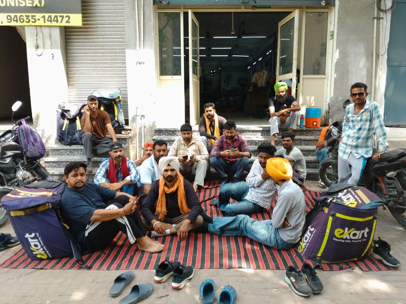 ਪੈਟਰੋਲ ਦੇ ਰੇਟ ਵਧਣ ਤੋਂ ਬਾਅਦ ਪਾਰਸਲ ਡਿਲੀਵਰੀ ਹੋਈ ਔਖੀ; ਨੌਜਵਾਨਾਂ ਨੇ ਬੰਦ ਕੀਤਾ ਕੰਮ, ਆਮ ਲੋਕ ਪਰੇਸ਼ਾਨ
