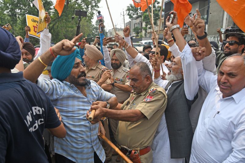 AAP ਵੱਲੋਂ BJP ਦਫ਼ਤਰਾਂ ਅੱਗੇ ਮੁਜ਼ਾਹਰੇ