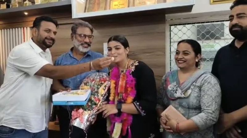 PESB12th Result: ਕਦੇ ਟਿਊਸ਼ਨ ਨਹੀਂ ਰੱਖੀ, ਪਾਇਲਟ ਬਣਨਾ ਚਾਹੁੰਦੀ ਹੈ ਬਾਰ੍ਹਵੀਂ ਦੀ ਟੌਪਰ ਸੁਪਨੀਤ ਕੌਰ