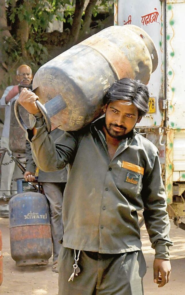 Commercial LPG Cylinder: ਵਪਾਰਕ ਸਿਲੰਡਰ ਹੋਰ 42 ਰੁਪਏ ਮਹਿੰਗਾ
