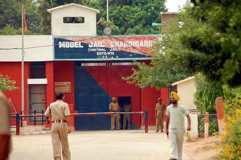 Burail Jail: ਵਿਚੋਲੇ ਦੀ ਪੀੜਾ: ਝੱਲ ਨਹੀਓਂ ਹੁੰਦਾ ਪਿੱਠ ਦਾ ਦਰਦ…