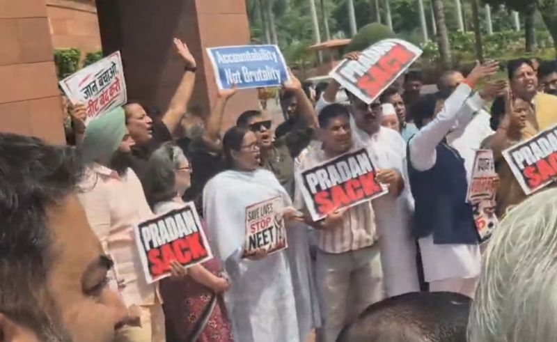 Parliament Monsoon Session: ਸੰਸਦ ਬਾਹਰ “ਇਸਤੀਫ਼ਾ ਦੋ” ਬਨਾਮ “ਵੰਦੇ ਮਾਤਰਮ” ਦੇ ਲੱਗੇ ਨਾਅਰੇ