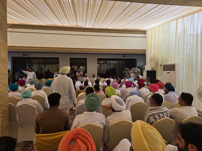 ਰਾਣਾ ਗੁਰਜੀਤ ਦੀ ਚੰਡੀਗੜ੍ਹ ਰਿਹਾਇਸ਼ ’ਤੇ ਬਘੇਲ ਨਾਲ ਮੀਟਿੰਗ ਲਈ ਪੁੱਜੇ ਚੰਨੀ ਧੜੇ ਦੇ ਆਗੂ