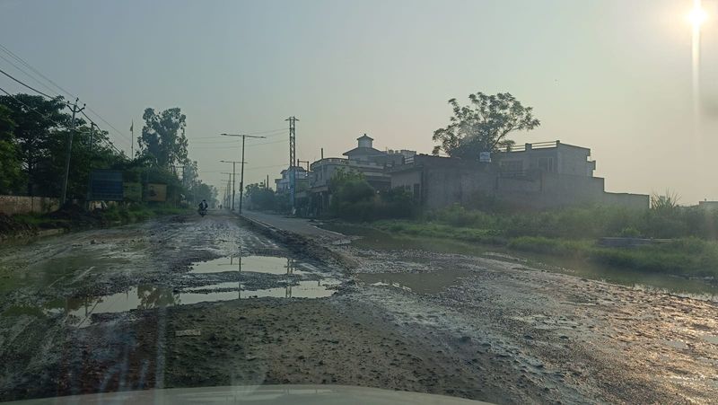 ਕੌਮੀ ਹਾਈਵੇਅ ਦੀ ਟੁੱਟੀ ਸੜਕ ਬਣੀ ਲੋਕਾਂ ਲਈ ਮੁਸੀਬਤ