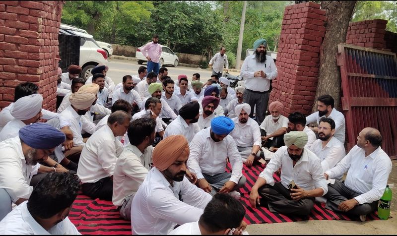 ਜ਼ਮੀਨੀ ਵਿਵਾਦ ਦੌਰਾਨ ਵਕੀਲ ਦੇ ਪਰਿਵਾਰ ਦੀ ਕੁੱਟਮਾਰ: ਕਾਰਵਾਈ ਨਾ ਹੋਣ ’ਤੇ ਵਕੀਲਾਂ ਨੇ ਘੇਰਿਆ ਥਾਣਾ