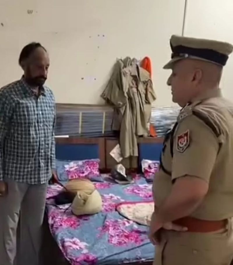 ‘ਤੇਰਾ ਨਾਕਾ ਹੈ, ਤੇ ਤੂੰ ਕਿੱਥੇ ਹੈਂ? ਇੱਥੇ ਅੱਗ ਲੱਗੀ ਹੈ ਤੇ ਤੂੰ ਸੁੱਤਾ ਪਿਆ ਹੈਂ…’ ਨਾਕੇ ਤੋਂ ਗ਼ੈਰ-ਹਾਜ਼ਰ ਰਹਿਣ ਕਰਕੇ DIG ਵੱਲੋਂ ਰਾਜਾਸਾਂਸੀ ਦੇ SHO ਮੁਅੱਤਲ