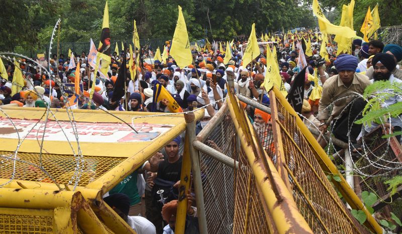 ਕੌਮੀ ਇਨਸਾਫ਼ ਮੋਰਚੇ ਦੇ ਕਾਰਕੁਨ ਅੱਥਰੂ ਗੈਸ ਦੇ ਗੋਲਿਆਂ ਨਾਲ ਝੰਬੇ
