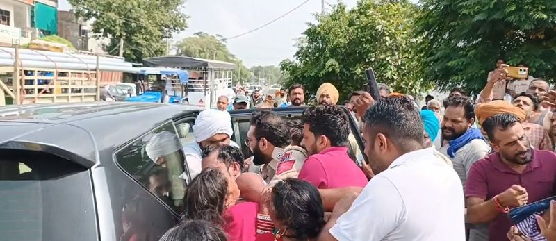 ਵਿਆਹ ਸਮਾਗਮ ਦੌਰਾਨ ਲਾੜੀ ਦੇ ਪਿਤਾ ਨੂੰ ਪੁਲੀਸ ਵੱਲੋਂ ਚੁੱਕਣ ਕਰਕੇ ਹੰਗਾਮਾ