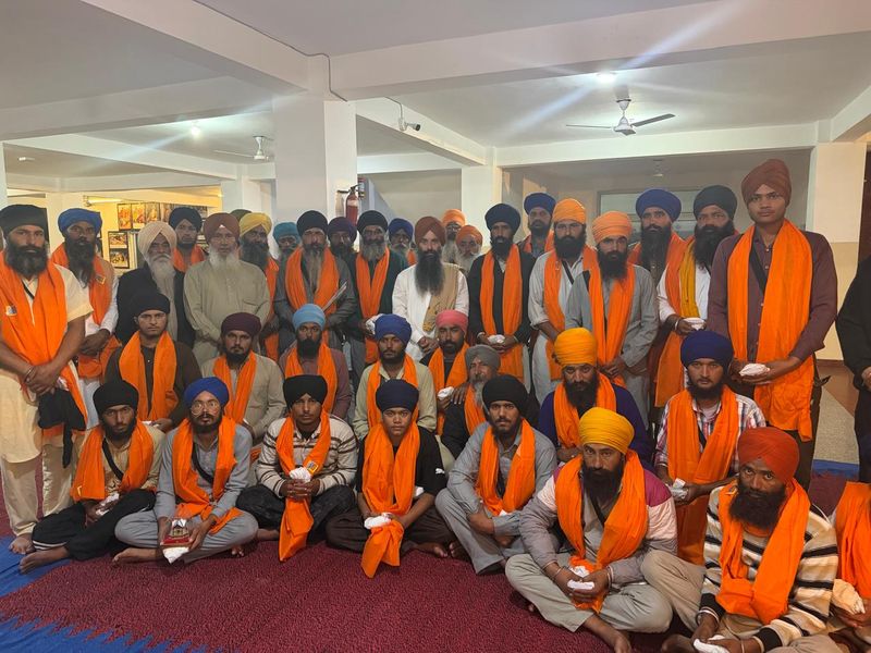 Hemkund Sahib ਦੇ ਆਲੇ ਦੁਆਲੇ ਸੱਤ ਉੱਚੀਆਂ ਚੋਟੀਆਂ ’ਤੇ ਸਥਾਪਿਤ ਨਿਸ਼ਾਨ ਸਾਹਿਬ ਦੇ ਚੋਲੇ ਬਦਲੇ, ਟੀਮ ਦਾ ਸਨਮਾਨ