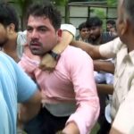 ਸਕਿੱਟ ਵਿਵਾਦ ਬਾਰੇ ਪ੍ਰੈੱਸ ਕਾਨਫਰੰਸ ਕਰਦੇ Pappu Yadav ’ਤੇ ਚੱਪਲ ਸੁੱਟੀ